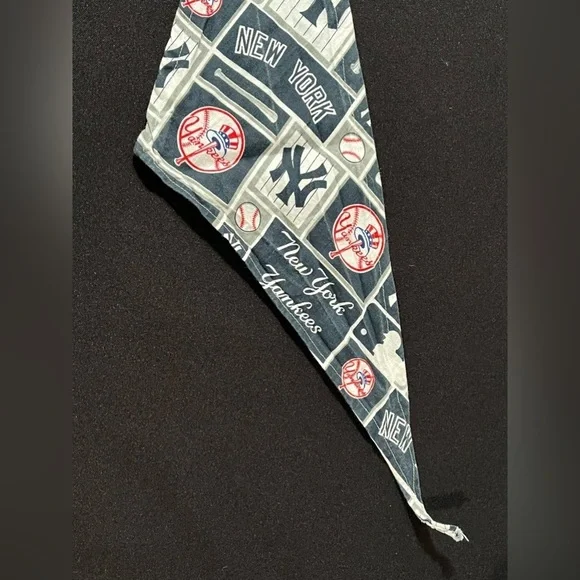It’s a bandana! Bundle of 2 Yankees bandanas for pups in 2 sizes. EUC - Picture 8 of 9